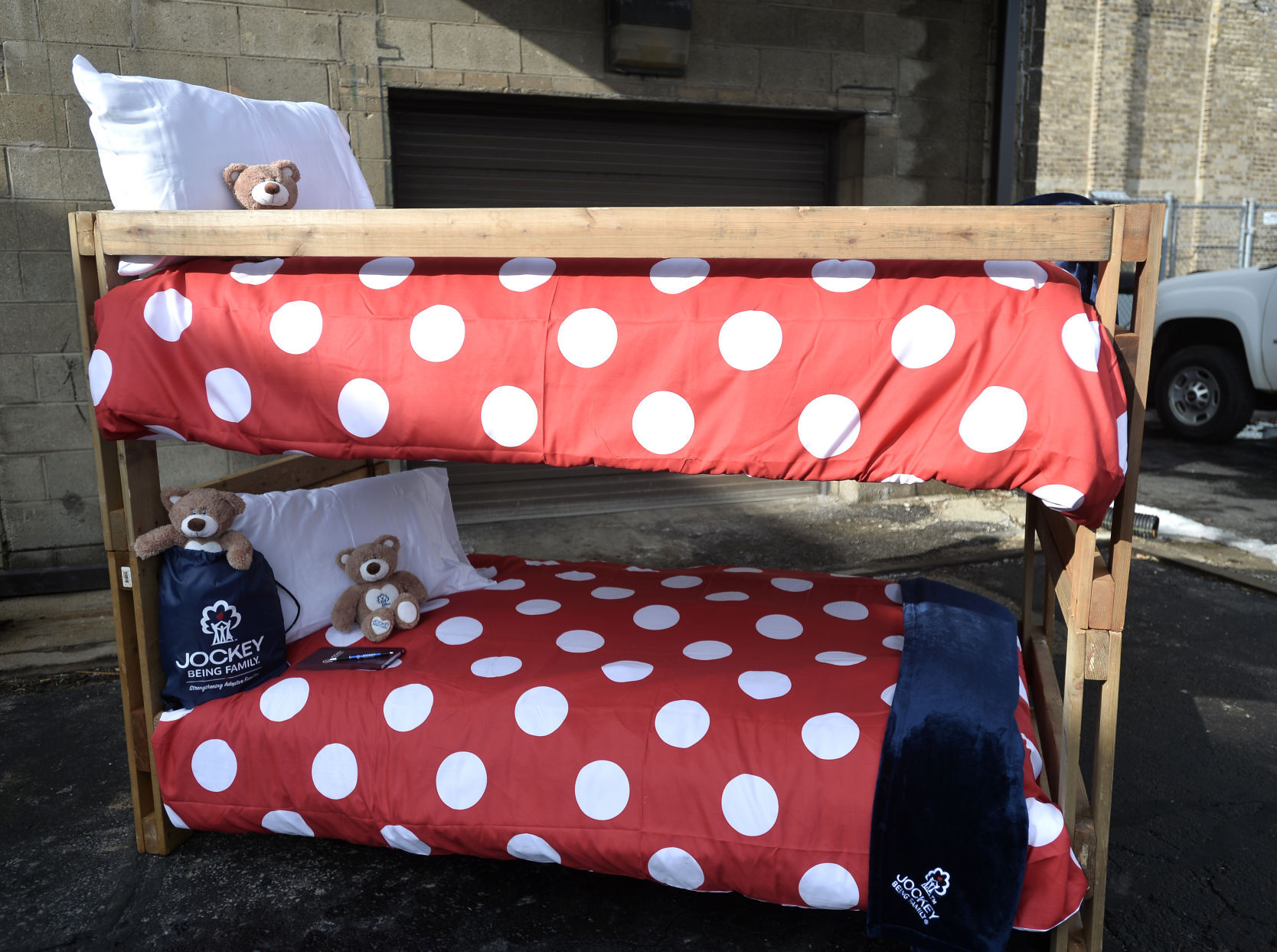 JOCKEY BUILDS BEDS